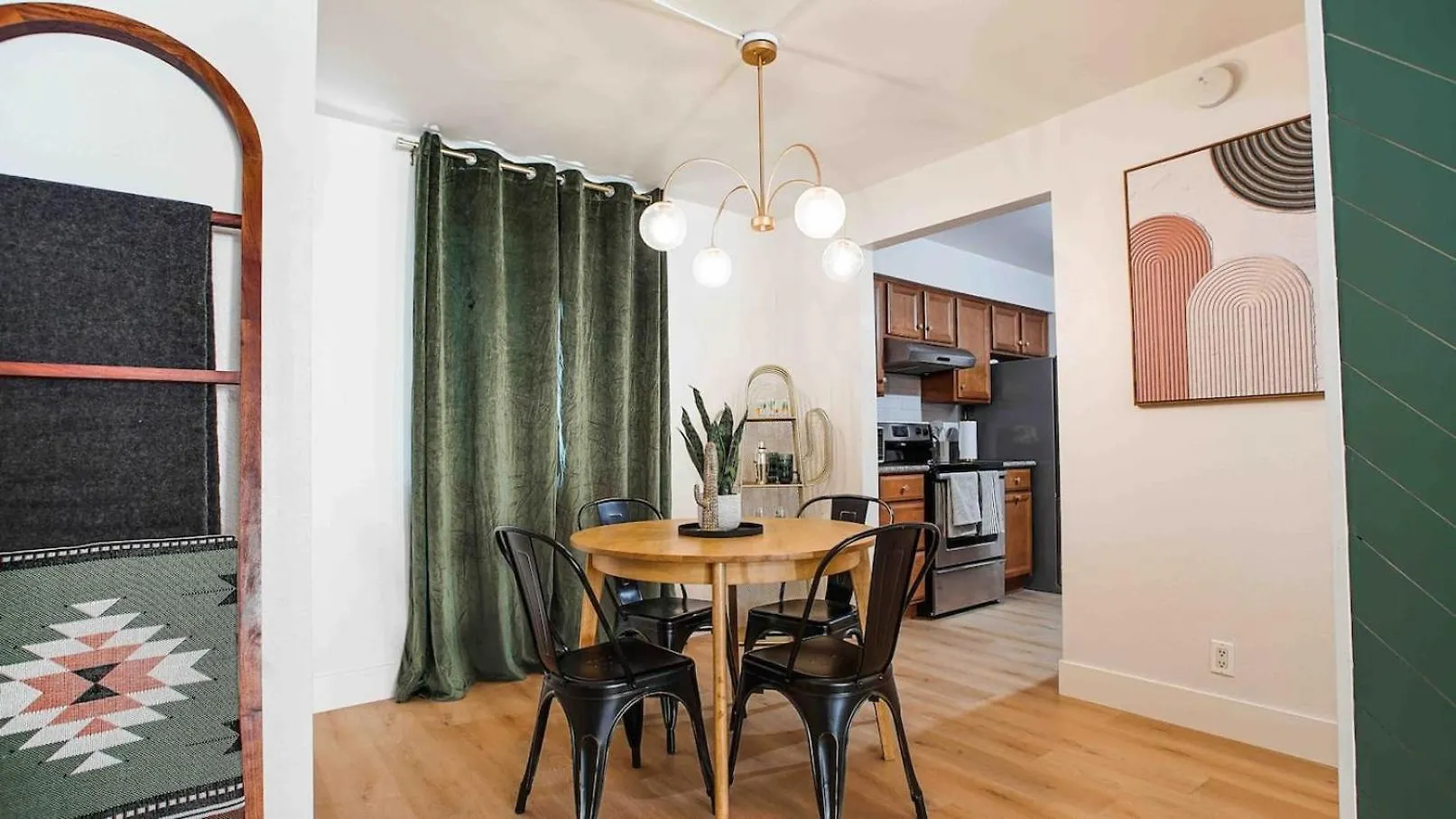 Heated Pool & Hot Tub-Walk To Old Town Condo! Scottsdale