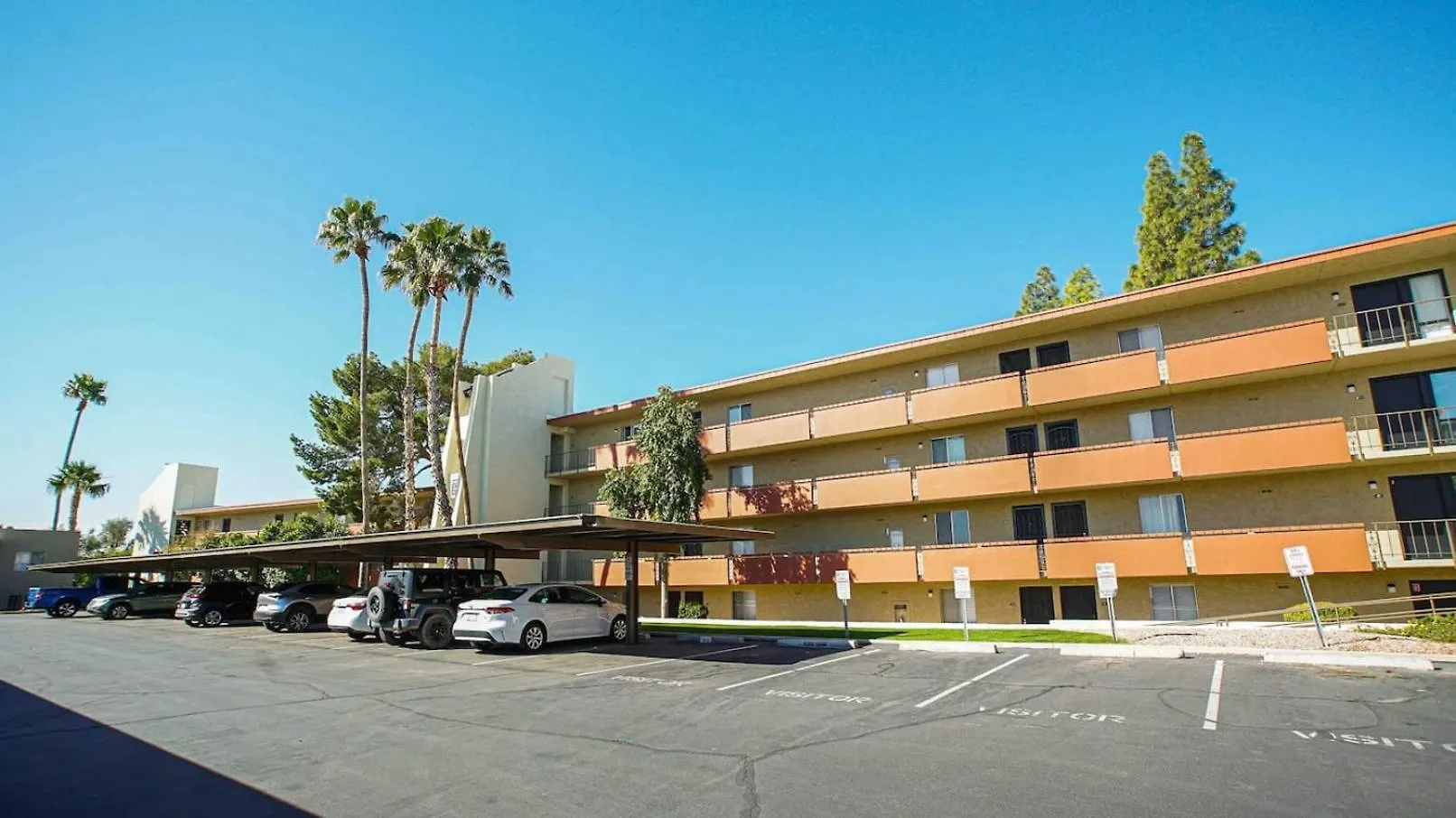 Heated Pool & Hot Tub-Walk To Old Town Condo! Scottsdale