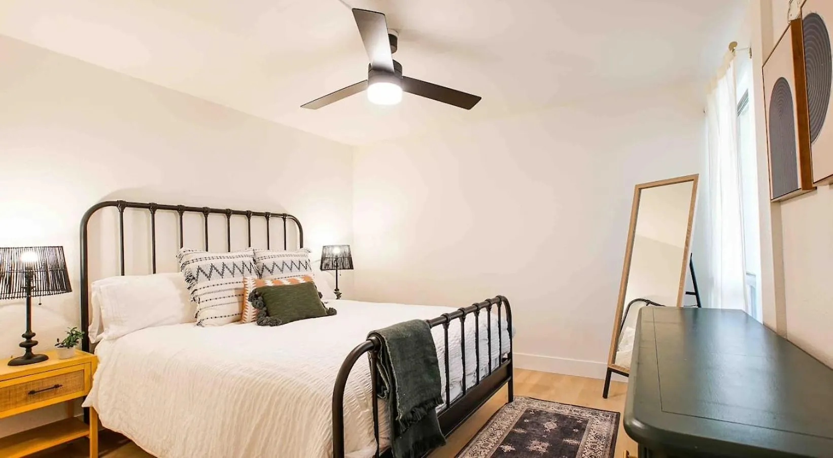 Heated Pool & Hot Tub-Walk To Old Town Condo! Scottsdale USA