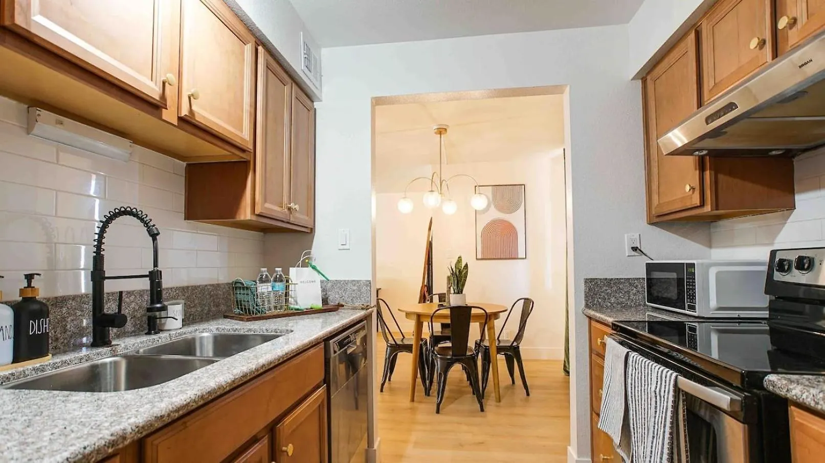 Heated Pool & Hot Tub-Walk To Old Town Condo! Scottsdale USA